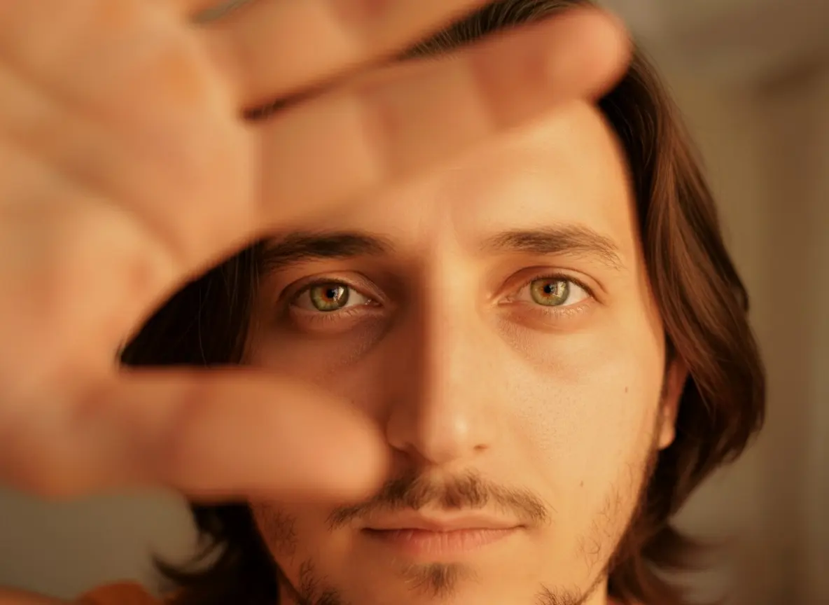 Yahya Karaoğulları, tek kişilik iş modeli ile dijital dünyayı fethediyor. Göz alıcı yeşil ve kahverengi gözleri, kararlı duruşu ve sade ama etkili çekiciliği ile işine olan tutkusunu yansıtıyor. Elini ışığa karşı siper ederken bile odaklanmış bakışları, kişisel markasının gücünü ve liderliğini simgeliyor. Tek kişilik iş modeli alanında ilham veren bir figür.